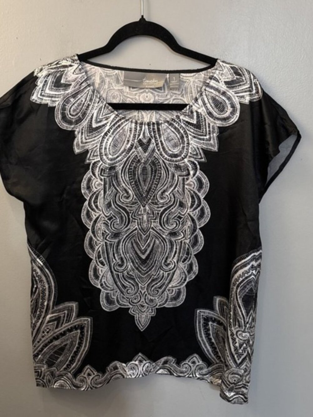 Chico's Travelers Black White Paisley Satin Blouse Short Sleeve Size 1 (M)